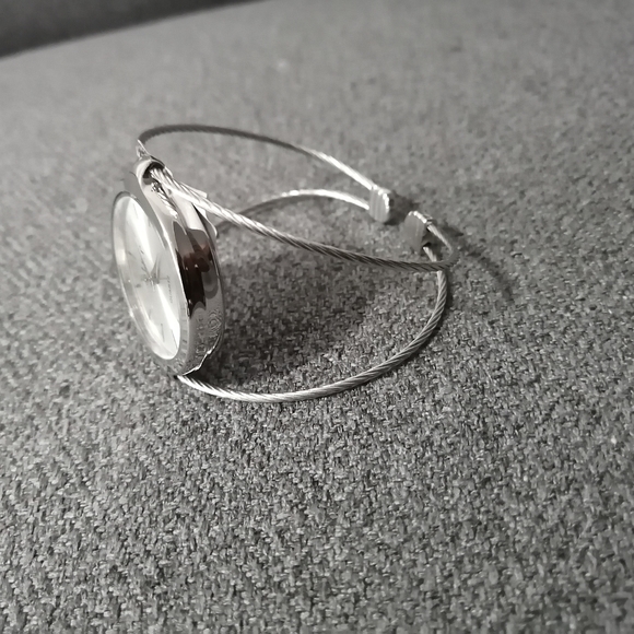 Comfortable silver light watch - Picture 3 of 3